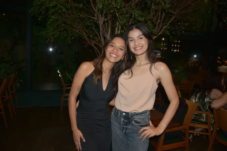 Esther Andrade comemora aniversário ao lado de amigas no Restaurante Zio