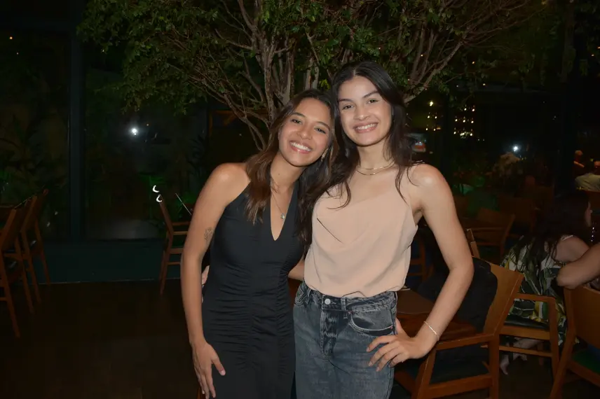 Esther Andrade comemora aniversário ao lado de amigas no Restaurante Zio