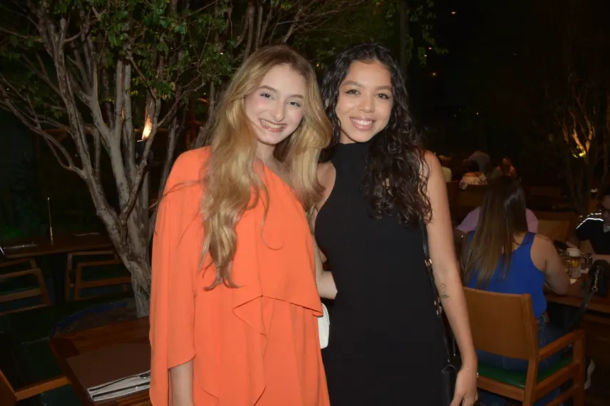 Esther Andrade comemora aniversário ao lado de amigas no Restaurante Zio