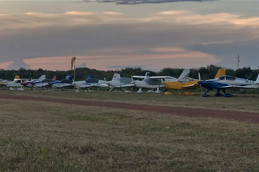Evento 'e-Fly' reúne mais de 60 aeronaves em Altos e movimenta setor da aviação