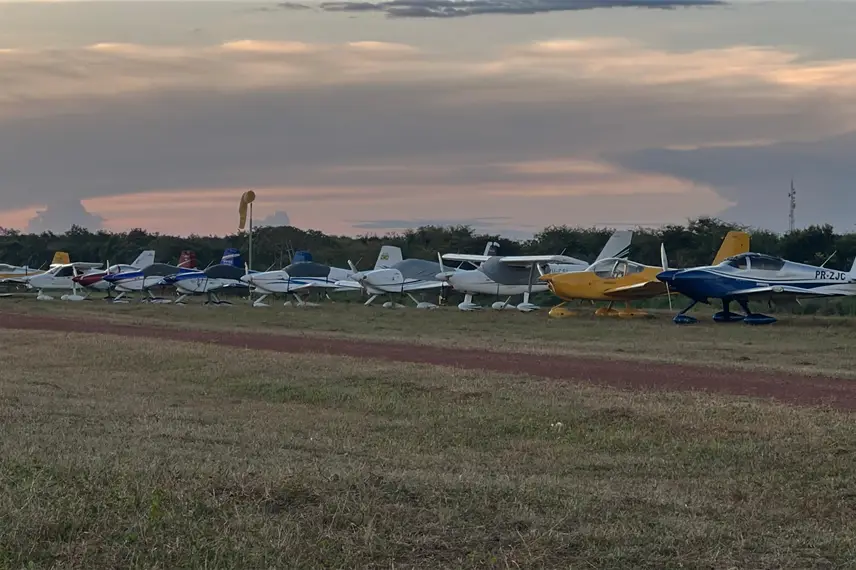 Evento 'e-Fly' reúne mais de 60 aeronaves em Altos e movimenta setor da aviação