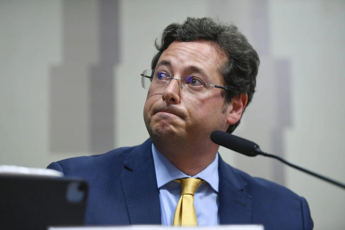 Ex-assessor elogia notícia que chama Michelle Bolsonaro de 'falsa crente'