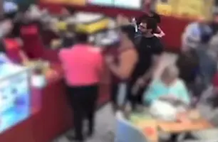 Fabio de Melo (de preto), o assessor (de camiseta regata vermelha) e o gerente, de camisa rosa (Foto: Reprodução)