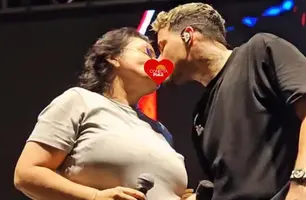 Felipe Amorim beija Jôve Oliveira em show e cena pega todo mundo de surpresa (Foto: Reprodução)