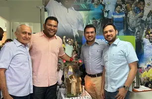 Fernando Lima recebe imagem de Senhora Sant’Ana, padroeira de sua cidade natal (Foto: Reprodução)
