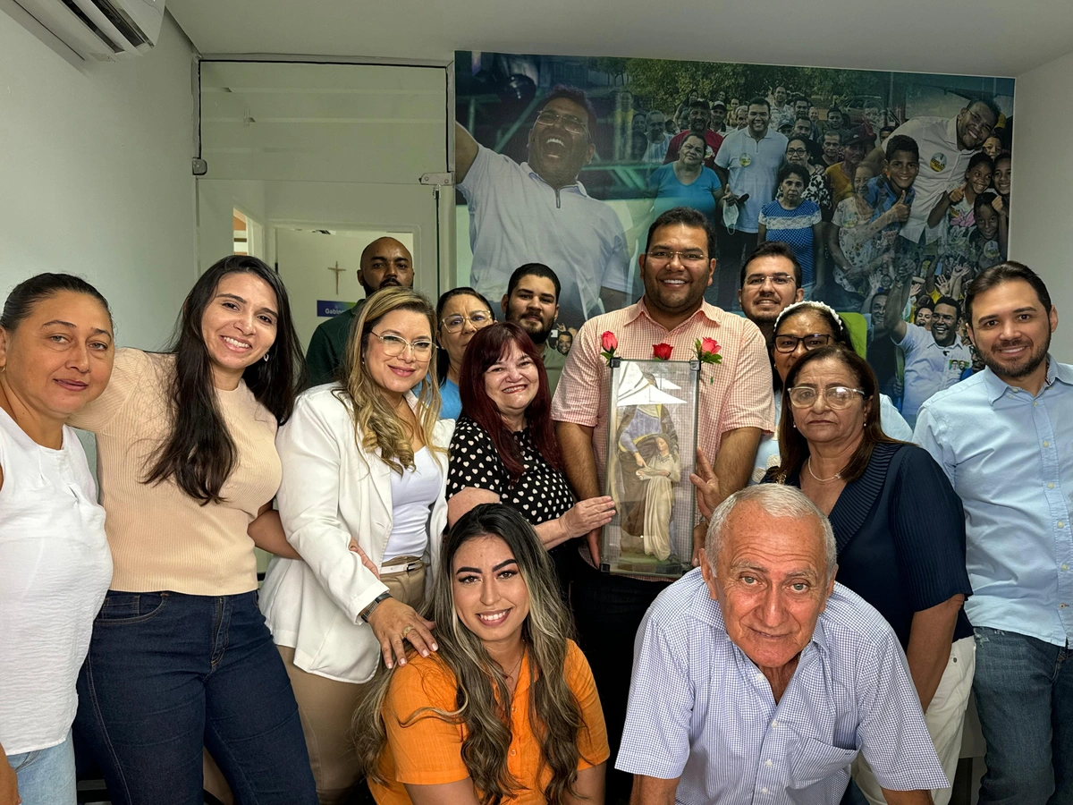 Fernando Lima recebe imagem de Senhora Sant’Ana, padroeira de sua cidade natal