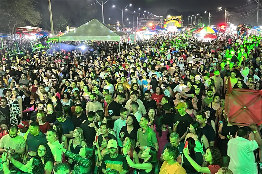 Festival Piripiri Humor & Arte inicia com grande público, risos e muita música