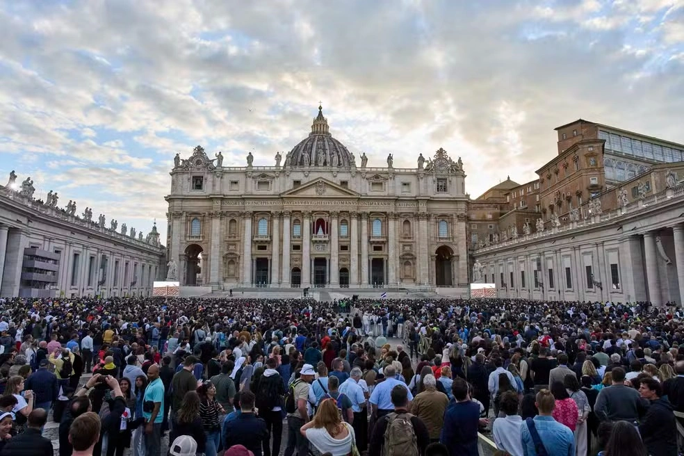 Fiéis aguardam resultado da eleição do novo papa na Praça de São Pedro, no Vaticano
