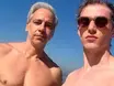 Galã da primeira versão de 'Vale Tudo' revela romance com jovem 42 anos mais novo