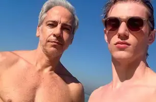 Galã da primeira versão de 'Vale Tudo' revela relacionamento com jovem 42 anos mais novo (Foto: Reprodução)