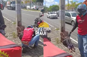 Homem é amarrado por entregadores após suposta tentativa de assalto em Teresina (Foto: Reprodução)