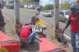 Homem é amarrado por entregadores após suposta tentativa de assalto em Teresina (Foto: Reprodução)