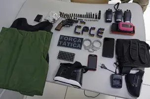 Homem é preso com arsenal e equipamentos de uso restrito em Canto do Buriti (Foto: Divulgação/PMPI)
