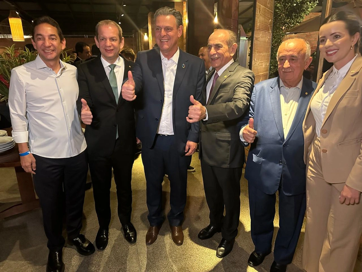 Marcelo Castro reúne 200 prefeitos piauienses em jantar com ministros em Brasília