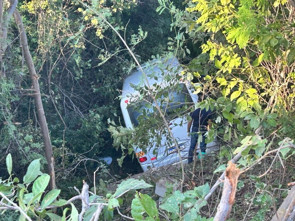 Motorista morre após passar mal e microônibus com romeiros tombar em Jaicós