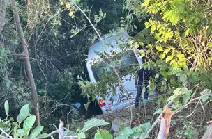 Motorista morre após passar mal e microônibus com romeiros tombar em Jaicós (Foto: Cidades na Net)