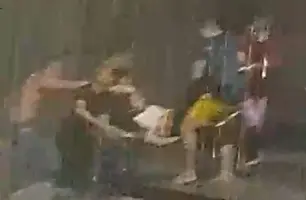 Mulher é resgatada por moradores após ser arrastada pela correnteza no Promorar (Foto: Reprodução)