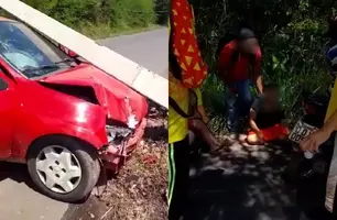 Mulher fica ferida após colidir carro contra poste na zona Rural de Teresina (Foto: Reprodução)