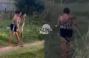 Mulher pega cobra com as mãos e surpreende moradores em bairro de Timon (Foto: Reprodução)