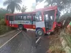 Ônibus escolar derrapa após pneu estourar e bloqueia rodovia PI-130, em Nazária