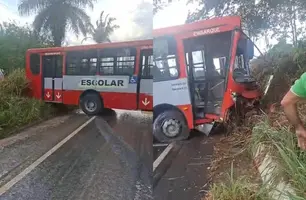Ônibus escolar derrapa após pneu estourar e bloqueia rodovia PI-130, em Nazária (Foto: Reprodução)