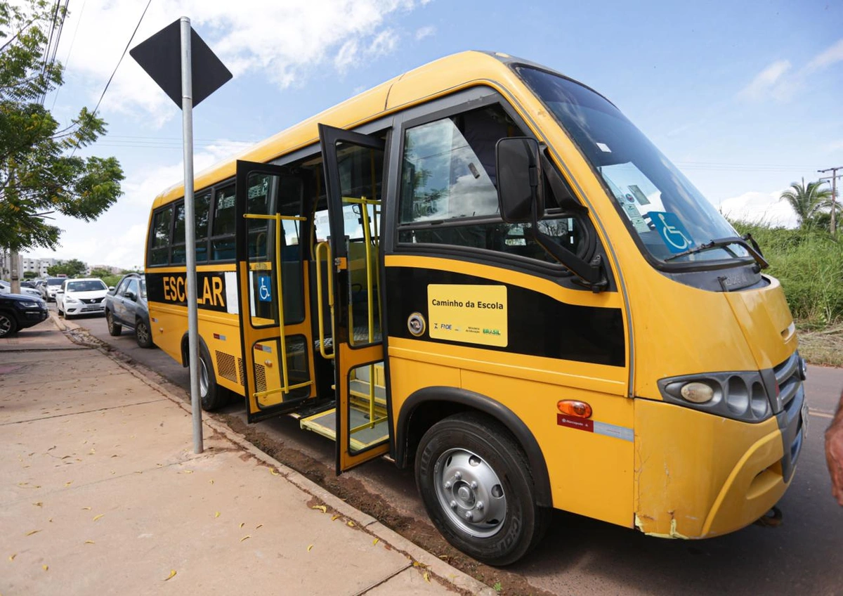 Ônibus escolar