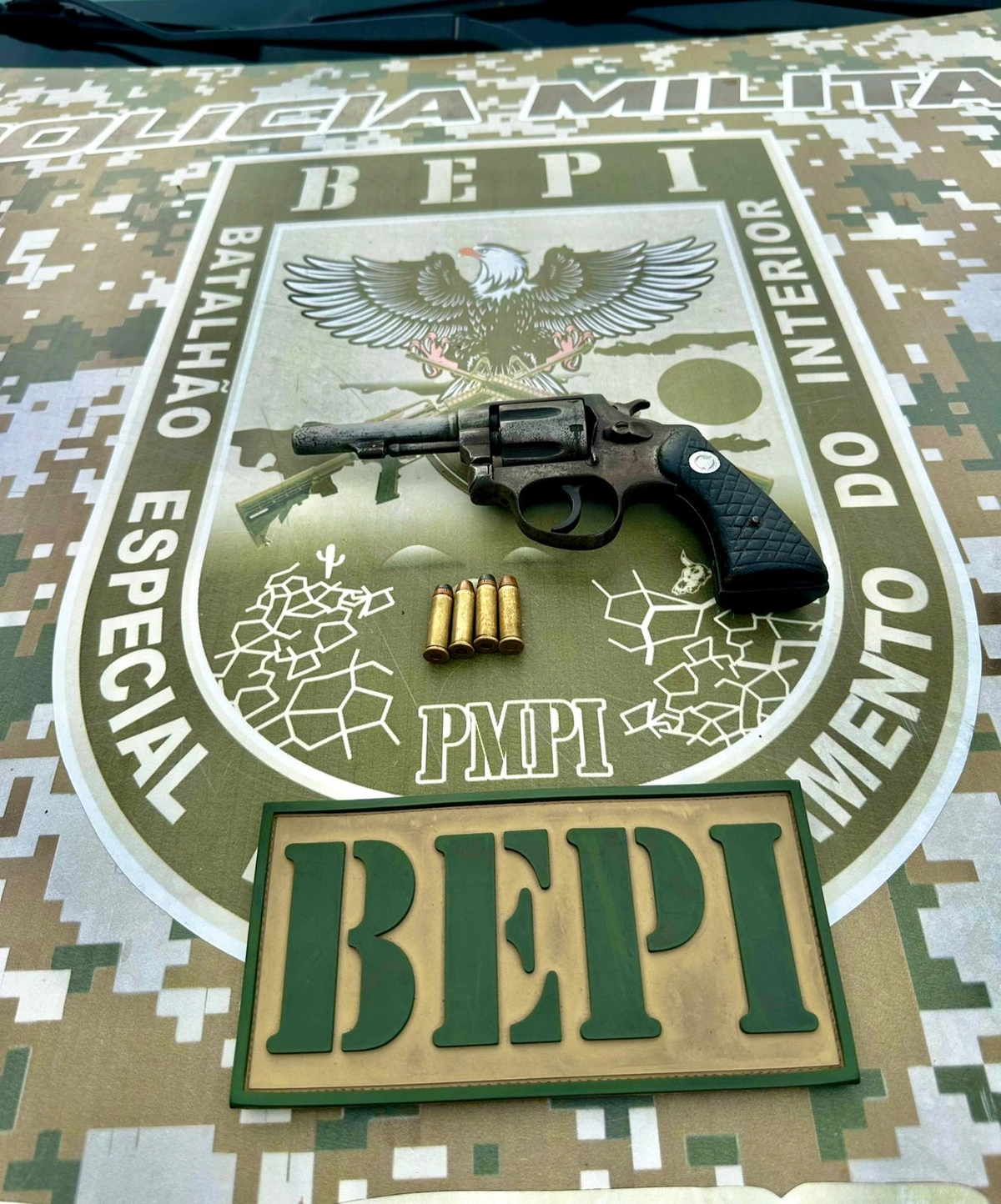 Os policiais apreenderam um revólver calibre .38