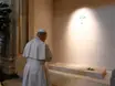 Papa Leão XIV reza diante do túmulo de Francisco em Roma