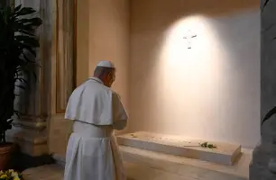 Papa Leão XIV reza diante do túmulo de Francisco em Santa Maria Maior (Foto: Reprodução/VaticanNews)