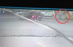 Policial troca tiros com criminosos durante assalto na zona Sudeste de Teresina (Foto: Reprodução)
