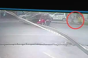 Policial troca tiros com criminosos durante assalto na zona Sudeste de Teresina (Foto: Reprodução)