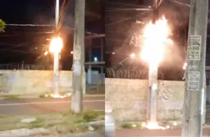 Poste pega fogo ao lado de restaurante em avenida da zona Sudeste de Teresina (Foto: Reprodução)