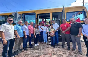 Prefeito Abdoral Melo entrega ônibus escolar e ambulância do SAMU em São João do Arraial no Dia do Trabalho (Foto: Divulgação)
