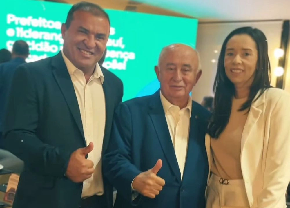 Prefeito Adelmo da Cinccal participa de jantar com deputado Júlio César em Brasília