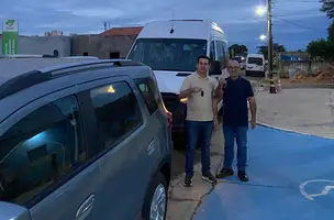 Prefeito Magnum Cardoso entrega dois veículos para a Saúde de Caxingó (Foto: Reprodução)