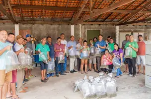 Prefeitura de José de Freitas entrega 30 mil alevinos para piscicultores locais (Foto: Ascom/ José de Freitas)
