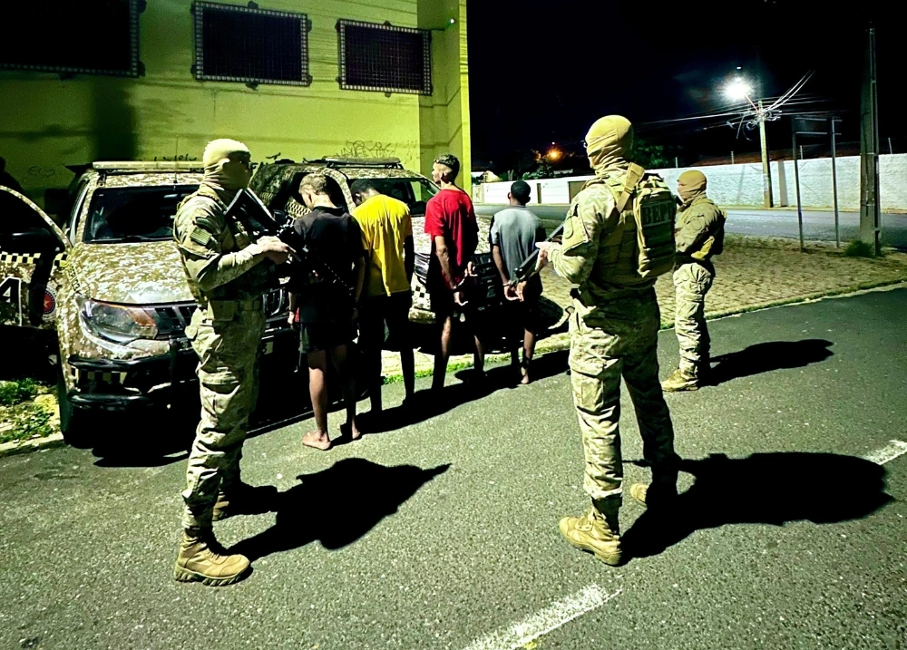 Quatro são detidos com arma e cocaína após fuga no bairro Mafrense, em Teresina