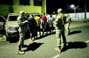 Quatro são detidos com arma e cocaína após fuga no bairro Mafrense, em Teresina (Foto: Divulgação/BEPI)