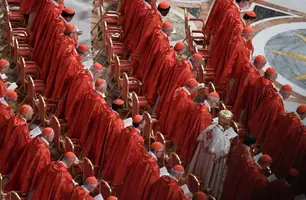 Saiba quem é o cardeal que usa branco durante a eleição do novo papa (Foto: Reprodução)