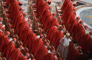 Saiba quem é o cardeal que usa branco durante a eleição do novo papa (Foto: Reprodução)