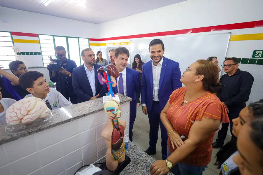 Severo Eulálio visita escola referência em educação integral no Piauí