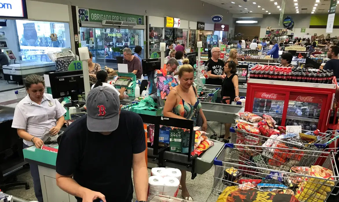 Supermercados defendem contrato de trabalho por hora