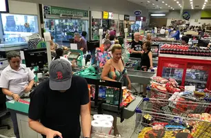 Supermercados defendem contrato de trabalho por hora (Foto: Sergio Moraes/Reuters)