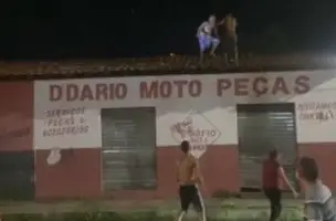 Suspeito de cometer crimes é espancado por populares na zona Sudeste de Teresina (Foto: Reprodução)