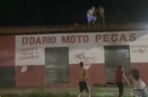 Suspeito de cometer crimes é espancado por populares na zona Sudeste de Teresina (Foto: Reprodução)
