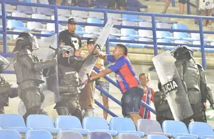 Torcedor do Unión Magdalena em confronto com policiais• Reprodução/Gol Caracol (Foto: • Reprodução/Gol Caracol)