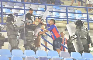 Torcedor do Unión Magdalena em confronto com policiais• Reprodução/Gol Caracol (Foto: • Reprodução/Gol Caracol)
