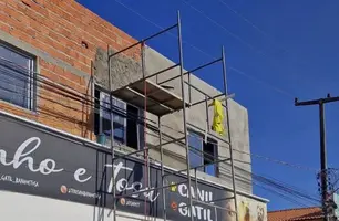 Trabalhador morre após sofrer descarga elétrica e cair de andaime em Teresina (Foto: Notícias de Teresina)