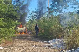 Veículo é encontrado em chamas em área de matagal em Teresina (Foto: Reprodução)