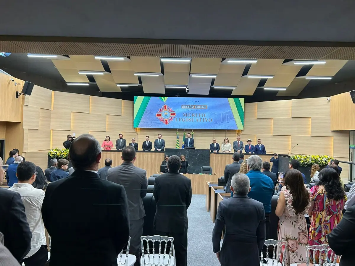 Alepi homenageia secretário do TJ-PI com Medalha do Mérito Legislativo